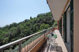 瓦拉澤的住宿－Bagetti，以及享有树木景致的阳台。