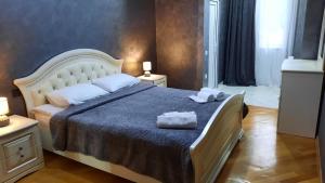 1 dormitorio con 1 cama con 2 toallas en Makos Guest House, en Kutaisi