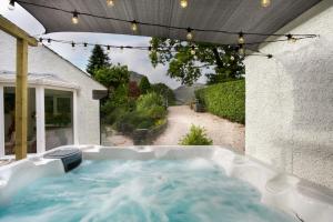 una bañera de hidromasaje en el patio trasero de una casa en Bellfoot Rural Retreat and Hot Tub en Grasmere