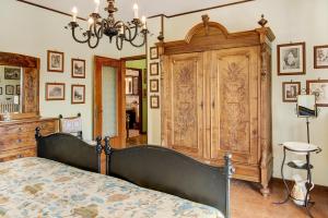 una camera con un letto e un grande armadio in legno di Magnolia a Cisterna dʼAsti