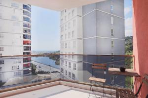 een balkon met een stoel en een groot raam bij Sea and lake view in Maltepe in Istanbul