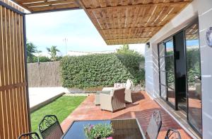 a patio with a table and chairs on a patio at Chalet Isla Papua in Chiclana de la Frontera