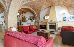 ein Wohnzimmer mit einem roten Sofa und einem Kamin in der Unterkunft Amazing Home In Mazzolla With Wifi in Mazzolla
