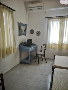 Pokój z biurkiem z laptopem w obiekcie Maria's Studios yellow w mieście Afissos
