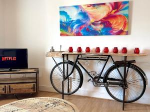 een fiets geparkeerd naast een tafel met een schilderij bij Riverside Apartment at Woodsmill Quay in York