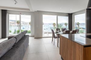 - un salon avec un canapé et une table dans l'établissement Seafront Luxury Apartment, à San Pawl il-Baħar