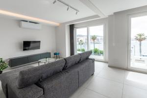 Μια τηλεόραση ή/και κέντρο ψυχαγωγίας στο Seafront Luxury Apartment