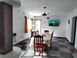 comedor con mesa, sillas y TV en Complejo privado guaymallen en Guaymallén