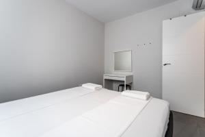 een witte slaapkamer met een wit bed en een bureau bij Apt Fuengirola Old Town by Costarentals - Ref 181 in Fuengirola