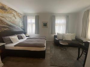 Una cama o camas en una habitación de Hotel-Pension Adler Untertürkheim