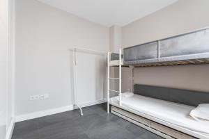 een kamer met twee stapelbedden erin bij Apt Fuengirola Old Town by Costarentals - Ref 181 in Fuengirola