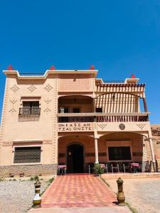 - un grand bâtiment avec un balcon en haut dans l'établissement Kasbah Tialouite, à Kelaat-M'Gouna