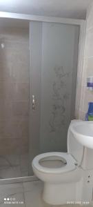 ein Badezimmer mit einem weißen WC und einem Waschbecken in der Unterkunft Bereket traveler Hotel in Istanbul