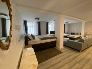 Postel nebo postele na pokoji v ubytování Hotel-Pension Adler Untertürkheim