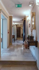 un corridoio di un hotel con tavolo e specchio di Kelina Charme Hotel by Cantine Due Palme a Cellino San Marco
