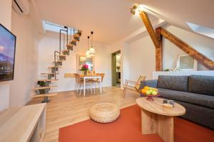 ザグレブにあるM&D ZAGREB CITY CENTER quiet suitesのソファとテーブルのあるリビングルーム