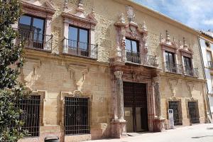- un ancien bâtiment avec 2 balcons sur le côté dans l'établissement APARTMENT PALACIO DE LOS VIBORA, à Lucena