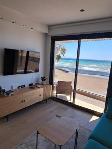 een woonkamer met uitzicht op het strand bij Luxury Apartment La Mata right by the sea in La Mata