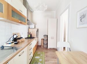 una cucina con armadi bianchi e un tappeto verde sul pavimento di Tuscan Orchard a Montespertoli