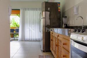 Virtuve vai virtuves zona naktsmītnē Casa em Condomínio na Praia em São Sebastião