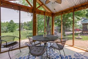 WarsawにあるWarsaw Cabin with Sunroom and Lake Access!の台座