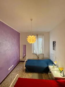 - une chambre avec un lit bleu et une table dans l'établissement 'La Casina Di Clara' - Livorno free parking!', à Livourne