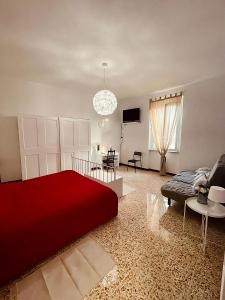 - une chambre avec un lit rouge et un salon dans l'établissement 'La Casina Di Clara' - Livorno free parking!', à Livourne