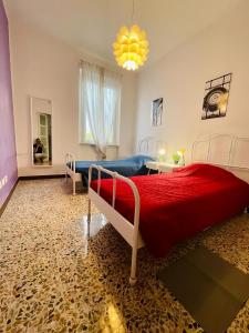 - une chambre avec un lit et une couverture rouge dans l'établissement 'La Casina Di Clara' - Livorno free parking!', à Livourne