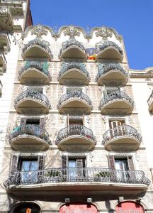 un edificio alto con balcones a un lado. en Hostal Balkonis, en Barcelona