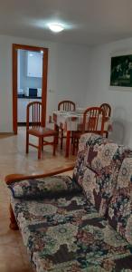 ラ・マタにあるApartment near Beach Lamataのリビングルーム(ソファ、椅子、テーブル付)