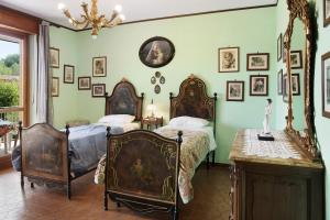 um quarto com 2 camas e um espelho em Appartamento Iris em Cisterna dʼAsti