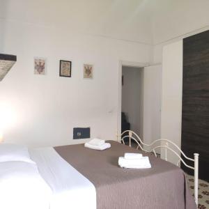 een slaapkamer met een bed met twee handdoeken erop bij CASA FARFALLA in Favignana