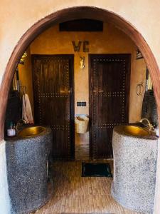 Una entrada a un baño con dos lavabos. en Kasbah Tialouite, en Kalaat MGouna