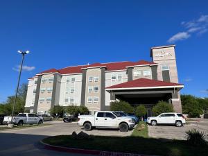 ein großes Gebäude mit Autos auf einem Parkplatz in der Unterkunft La Quinta by Wyndham Decatur in Decatur