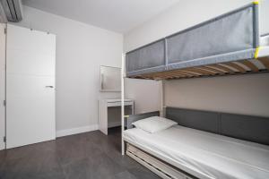 En eller flere senge i et værelse på Beach Tapas apartment by Costarentals - Ref 182