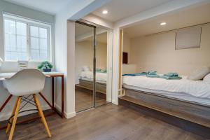 Un dormitorio con una cama, un escritorio y un espejo. en Efficiently Equipped Pacifica Apt - 1 Mi to Beach!, en Pacífica