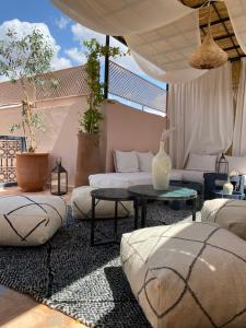 ein Wohnzimmer mit 2 Sofas und einem Tisch in der Unterkunft Riad Jonan & Spa in Marrakesch