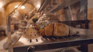 een brood zittend op een rek in een oven bij Kelina Charme Hotel by Cantine Due Palme in Cellino San Marco