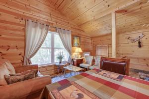 Gallery image of California Hot Springs Creekside Treehouse Cabin in Panorama Heights