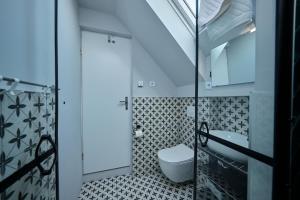 ザグレブにあるM&D ZAGREB CITY CENTER quiet suitesのトイレと洗面台付きのバスルーム +10枚の写真