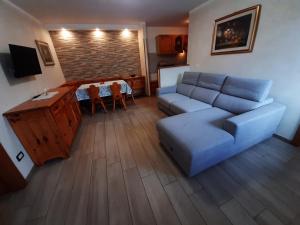 sala de estar con sofá y mesa en Appartamento In Montagna, en Venas