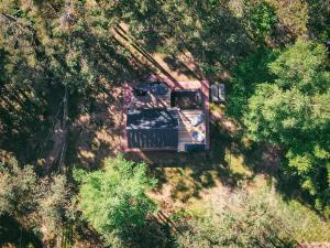 una vista aérea de una casa en medio de un bosque en BRENDIS -'Virš Ąžuolų' - Forest SPA - FREE jacuzzi, en Paplatelė