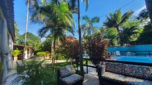 Um jardim em Pousada Tropical Araçatiba