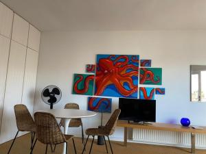 a dining room with a table and a painting on the wall at ESPERANÇA 32 in Palamós