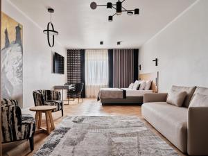a living room with a couch and a bed at Hoppen House Apartamenty w centrum miasta in Radom