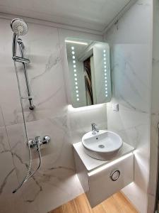 Ванна кімната в Luxury Apartment. 75 inches TV