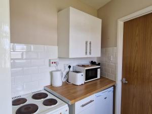 Η κουζίνα ή μικρή κουζίνα στο Sea View Holiday Chalet, access to sandy beach - Pets go free