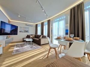 Зона вітальні в Luxury Apartment. 75 inches TV