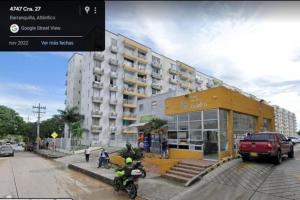 una persona en motocicleta frente a un edificio en Hermoso apartamento en Barranquilla, en Barranquilla