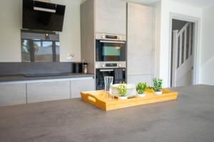 uma cozinha com uma mesa com vasos de plantas em Princes Close - Spacious Modern Luxury Home em Windsor